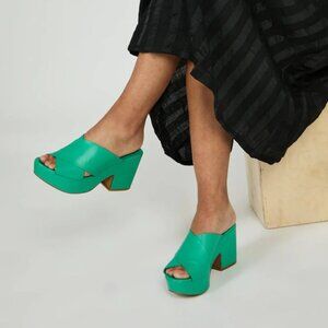 Intentionally Blank Dame Platform Sandals